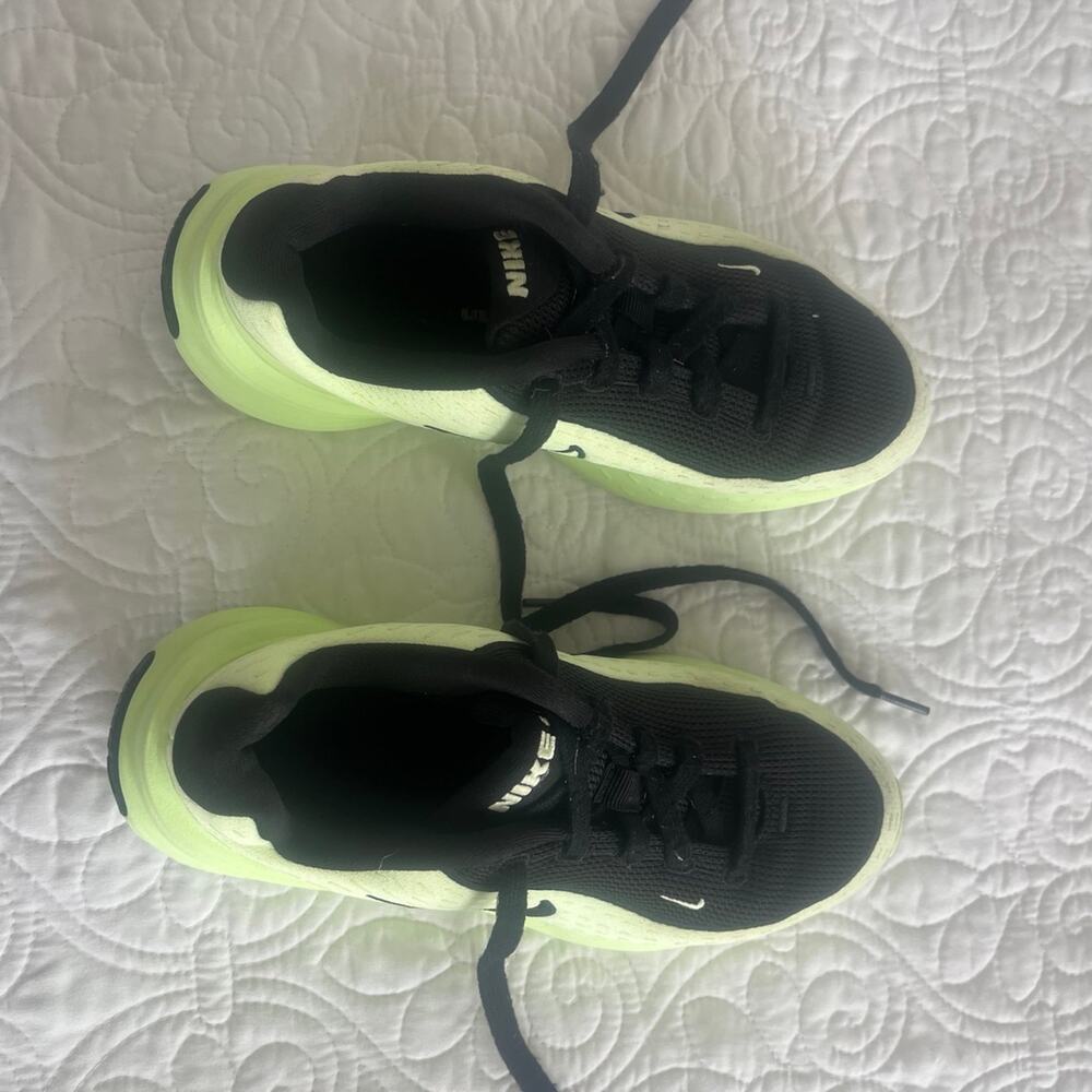 Nike Uplift SC kids size 4y